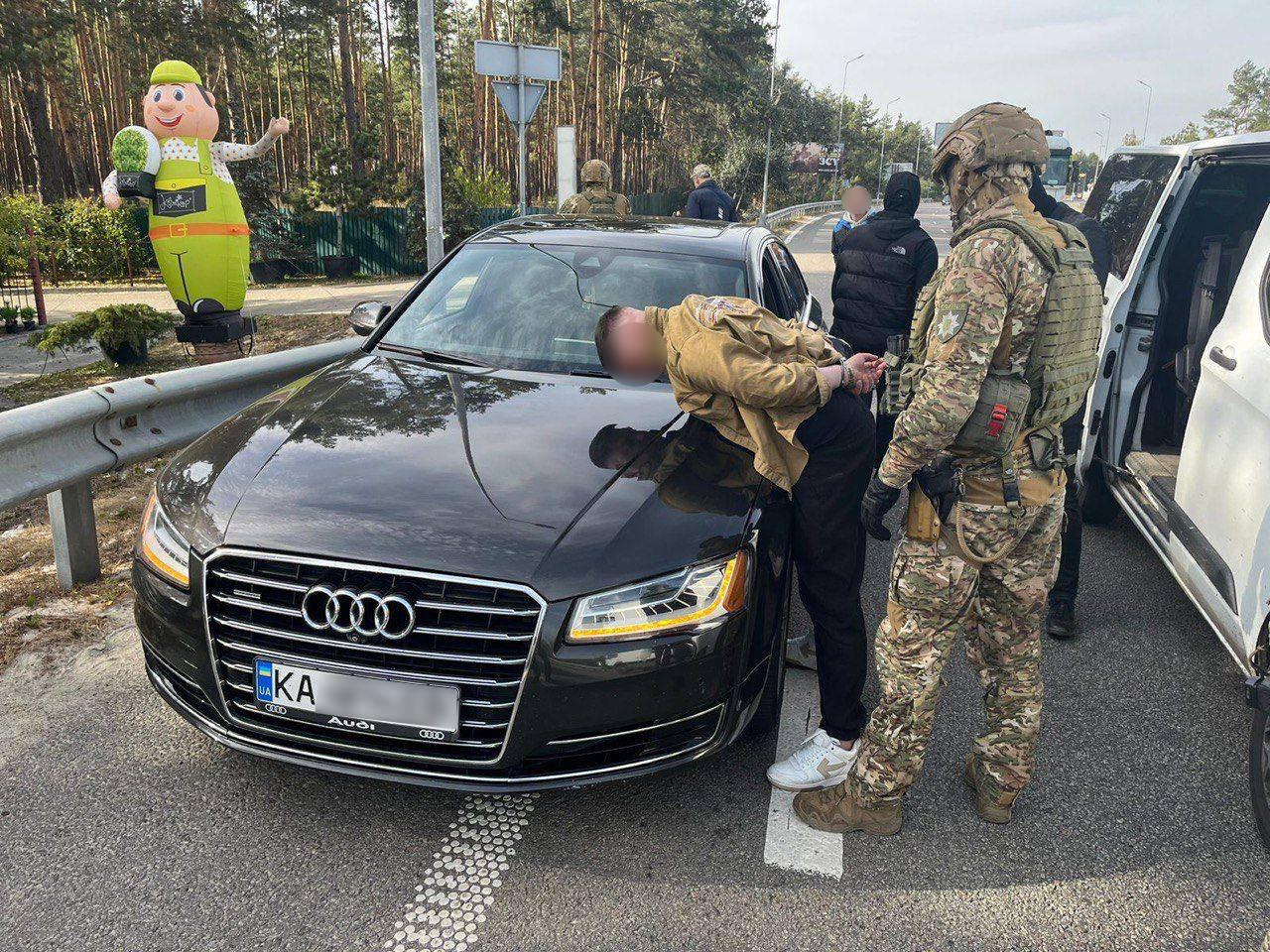 Киянин разом зі спільниками виманили на Закарпатті у матері полеглого військовослужбовця з Донеччини 7,5 млн грн (ФОТО, ВІДЕО)