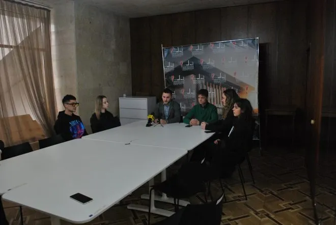 Актори й режисер вистави на пресконференції