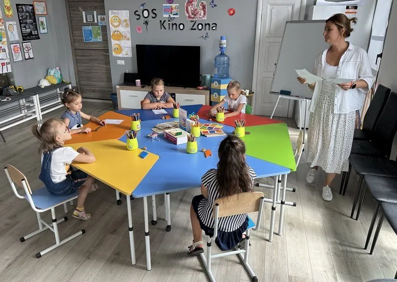 В Ужгороді переселенка із Бахмута проводить безкоштовний експрес-курс підготовки дітей до школи. Суспільне Ужгород/Тетяна Рожновська
