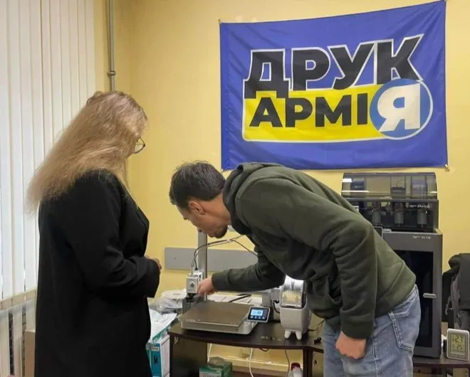 Деталі для дронів виготовляє на 3D-принтері ужгородець Микола Яценко