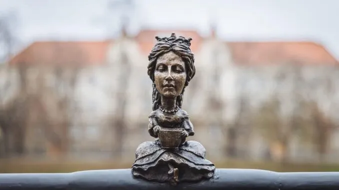 На честь Дня закарпатської кави Ужгород збагатився новою міні-скульптурою “Кава Сісі”