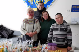 Традиційна благодійна акція – виставка-продаж свічок та інших виробів, створених молодими людьми з інвалідністю, відбулася сьогодні у фоє Ужгородської міської ради