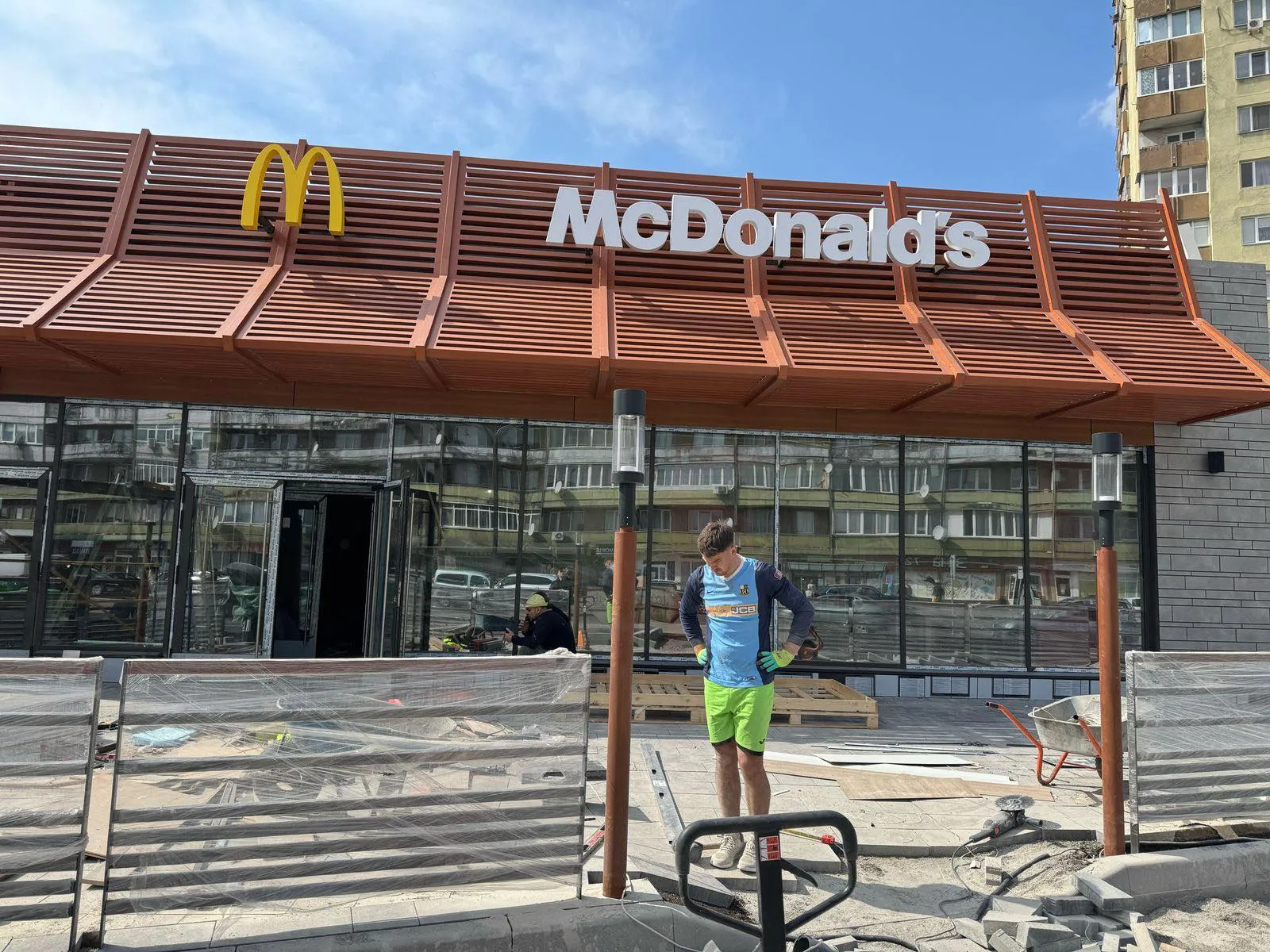В Ужгороді ще не відкритий McDonald's покарали за "непродуману" вивіску (ФОТО)