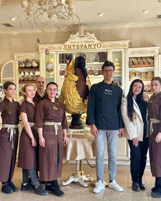 Шоколадне мистецтво оживає! Шеф Валентин Штефаньо знову вражає його новий шедевр — шоколадне яйце в золотій обгортці — це не просто шоколад, а справжній витвір мистецтва🪺Цього року він по особливому переосмисл (1)