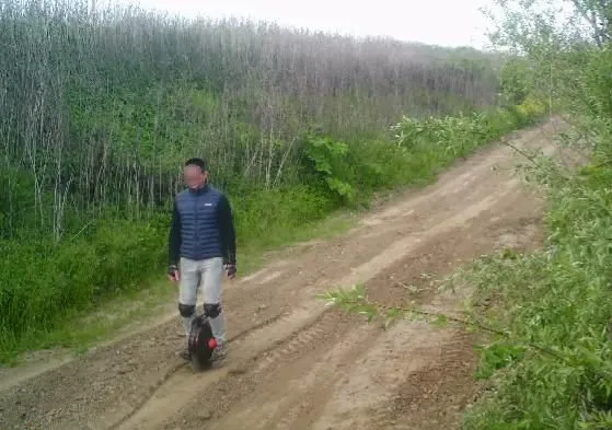 Ужгородця, який на моноколесі намагався "проїхати" до Словаччини, відстежили безпілотником і затримали біля кордону (ФОТО)