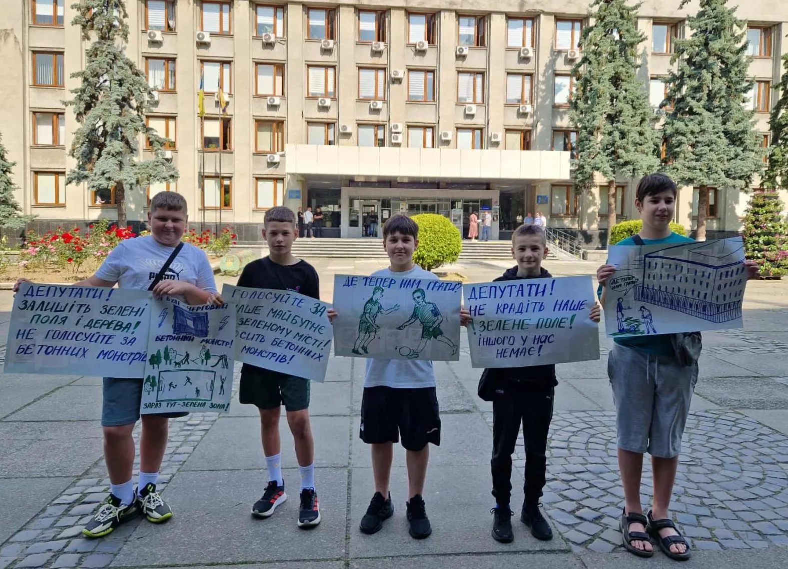 Діти в Ужгороді вимагають зупинити забудову поля в Новому районі.