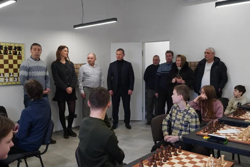 Шахові баталії в Ужгороді: Міський чемпіонат розгортається в школі “Перший крок”