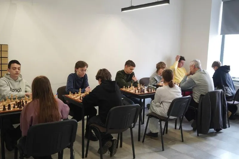 Шахові баталії в Ужгороді: Міський чемпіонат розгортається в школі “Перший крок”