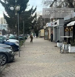 Шок на проспекті Свободи: популярні паркомісця раптово заблокували металевими конструкціями