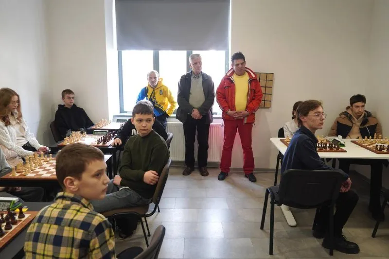 Шахові баталії в Ужгороді: Міський чемпіонат розгортається в школі “Перший крок”