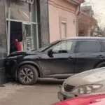 Шокуючий таран в Ужгороді: замість парковки — вітрина магазину!