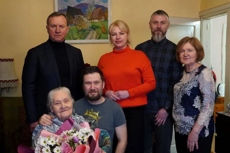 Привітання зі столітнім ювілеєм: Міський голова Ужгорода Богдан Андріїв вшанував Ніну Попович