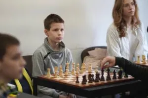 Шахові баталії в Ужгороді: Міський чемпіонат розгортається в школі “Перший крок”
