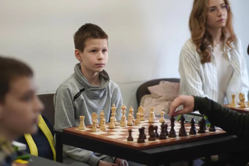 Шахові баталії в Ужгороді: Міський чемпіонат розгортається в школі “Перший крок”