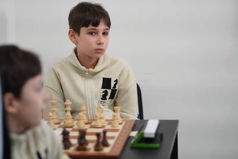 Шахові баталії в Ужгороді: Міський чемпіонат розгортається в школі “Перший крок”