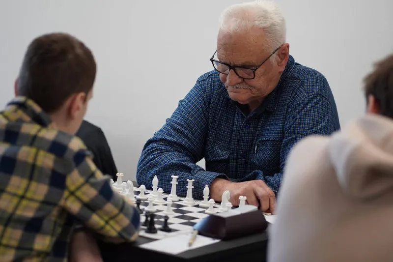 Шахові баталії в Ужгороді: Міський чемпіонат розгортається в школі “Перший крок”