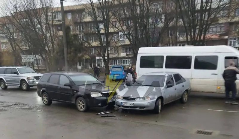 Дорожньо-транспортна пригода на вулиці Грушевського: зіткнення таксі з іншим автомобілем