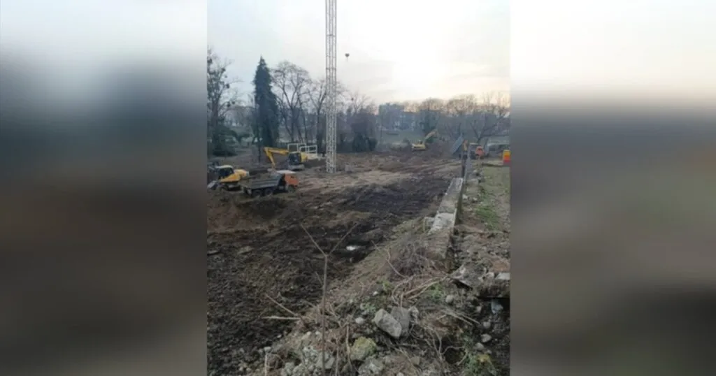 Будівництво на Ботанічній набережній Ужгорода: Конфлікт інтересів, звинувачення у незаконності та загроза екології