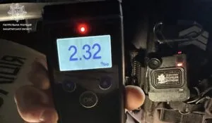 Ужгородські патрульні зупинили водія зі значним вмістом алкоголю в крові