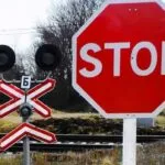 Безпека на залізничних переїздах Ужгрода: через дефіцит енергії встановлюють знаки STOP