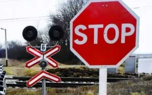 Безпека на залізничних переїздах Ужгрода: через дефіцит енергії встановлюють знаки STOP