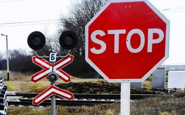 Безпека на залізничних переїздах Ужгрода: через дефіцит енергії встановлюють знаки STOP